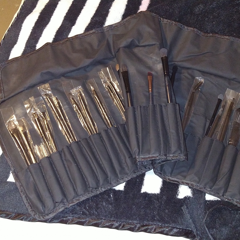 Vander brushes(24) and holder